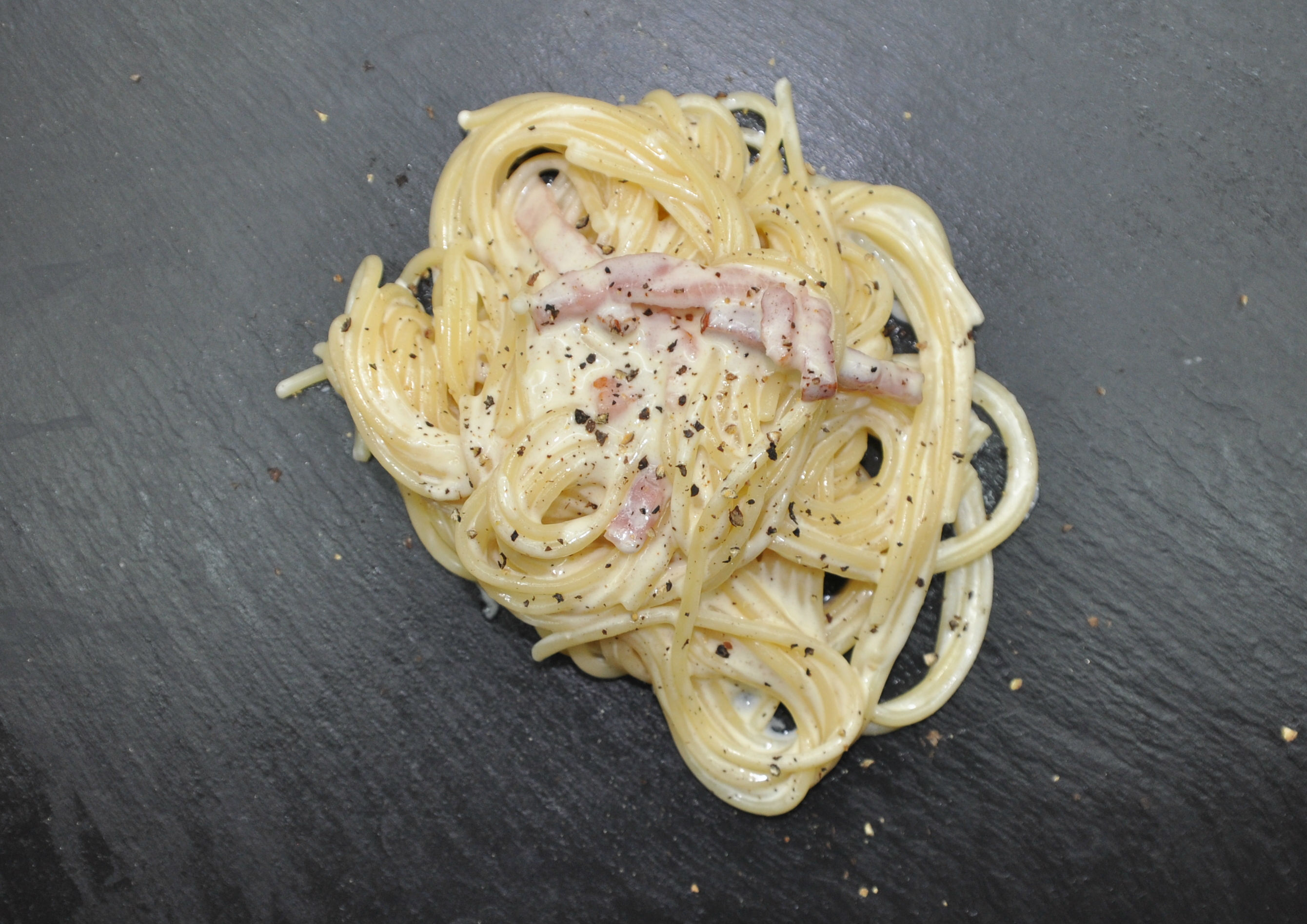 Spaghetti carbonara con nata