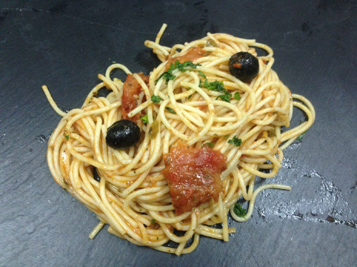 Spaguetti Putanesca - Talleres Cocina Catering La Despensa